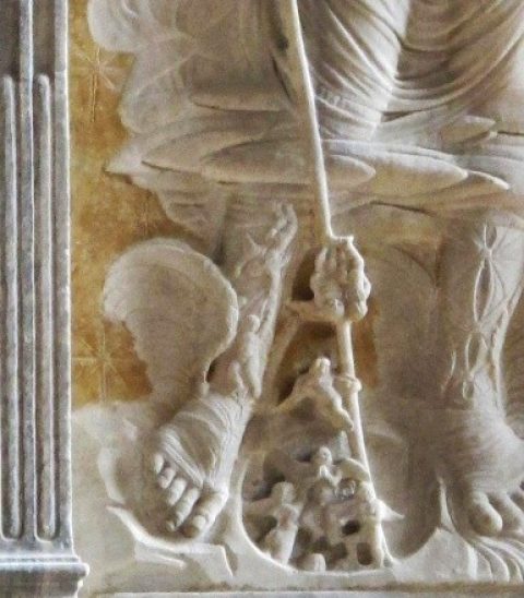 Dios Mercurio andrógino, Rímini. Detalle pies